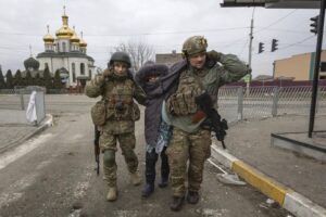 Guerra Ucraina-Russia, stop evacuazione di Mariupol per attacchi su civili, Zelensky sente Draghi: “Volete che ci uccidano lentamente?”