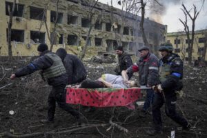 È morta la donna incinta dell’ospedale di Mariupol, aveva perso il bambino dopo il bombardamento