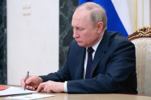Russia a un passo dal default tecnico, Mosca rimborsa le obbligazioni in rubli ma il Cremlino minimizza: “Abbiamo le risorse”