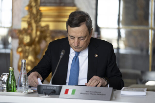Prezzi di benzina e gas alle stelle, Draghi vara un nuovo decreto ma non fa miracoli