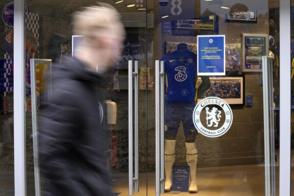 Sanzioni alla Russia, nuovo pacchetto dell’UE: stop a diamanti e caviale, rating e acciaio