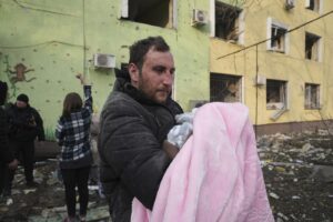 Guerra Ucraina-Russia, a Mariupol “2500 civili morti, bloccati aiuti”. Bombe su Kiev, grave giornalista, Usa: “Da Cina ok a Putin per appoggio militare”