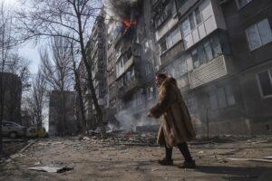 Come si può fermare la guerra in Ucraina? Con la politica…