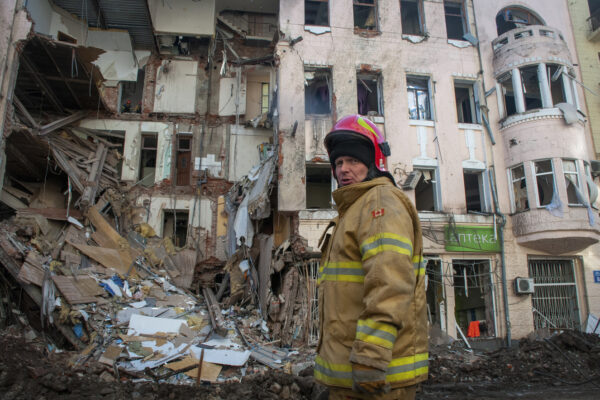 Guerra Ucraina-Russia, bombe su Kiev e sul teatro-rifugio: salvati finora in 130. Zelensky in videocollegamento con Montecitorio il 22