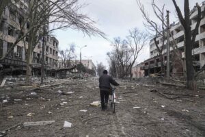 I civili bloccati a Mariupol hanno diritto alla resa, invece attendono solo la morte