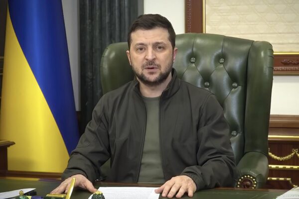 Zelensky scioglie 11 partiti di opposizione e premia brigata con simpatie naziste, poi si presenta al Parlamento italiano…