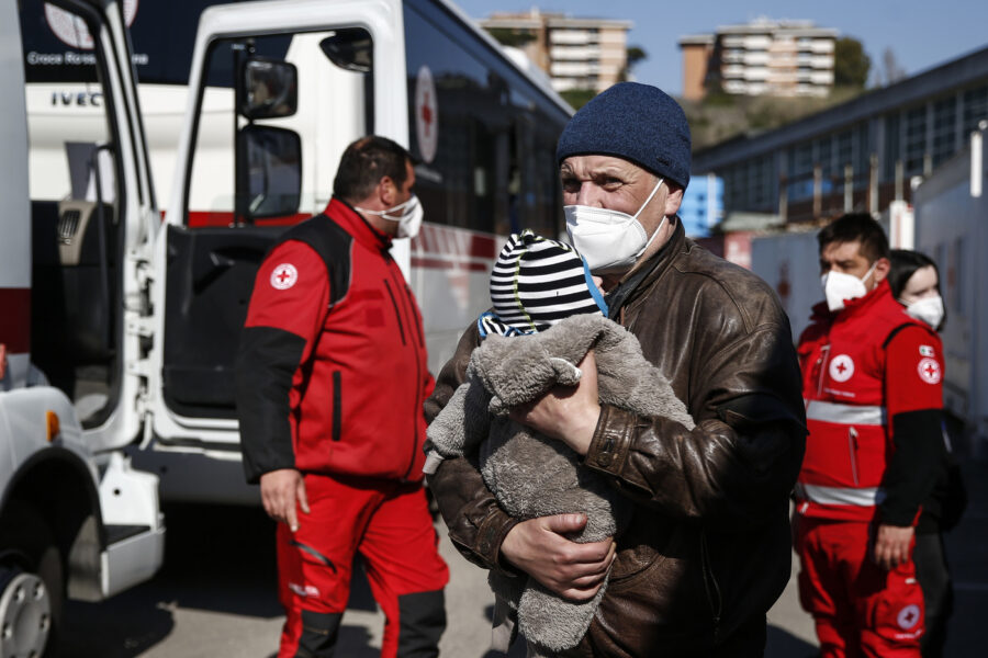 Il dramma di Leopoli, dove i papà salutano (forse per l’ultima volta) i figli che vanno via dalla guerra