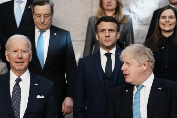 Guerra Ucraina-Russia, Biden: “Se Mosca usa armi chimiche, Nato risponderà”. Macron: “Putin? Tregua lontana”, Cremlino: “Occidente vuole proseguire conflitto”