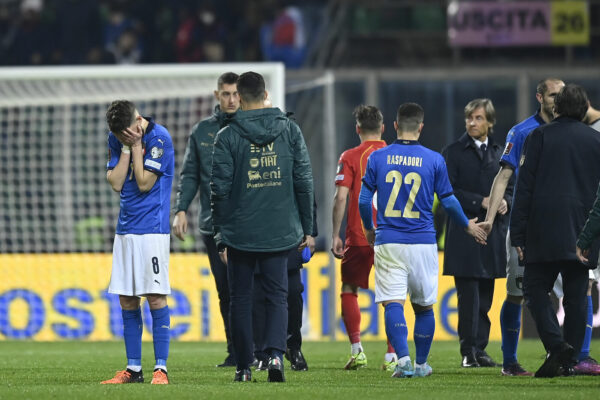 Foto LaPresse – Fabio Ferrari
24 Marzo 2022 Palermo, Italia
Sport
Calcio
Italia vs Macedonia del Nord – Playoff Qualificazioni Mondiali Qatar 2022 – Stadio Renzo Barbera di Palermo.
Nella foto:delusione giocatori Italia.Frello Jorge Luiz Jorginho (Italy) 

Photo LaPresse – Fabio Ferrari
March, 24 2022 Palermo, Italy
sport
soccer
Italy vs Macedonia del Nord – Playoff Qatar World Cup Qualifiers – Renzo Barbera stadium of Palermo 
In the pic:Delusion of players of Italy.Frello Jorge Luiz Jorginho (Italy)