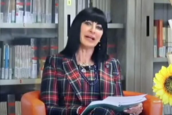 La preside accusata della relazione con lo studente, gli ex alunni: “Integerrima, insultata da mandrie feroci di analfabeti”