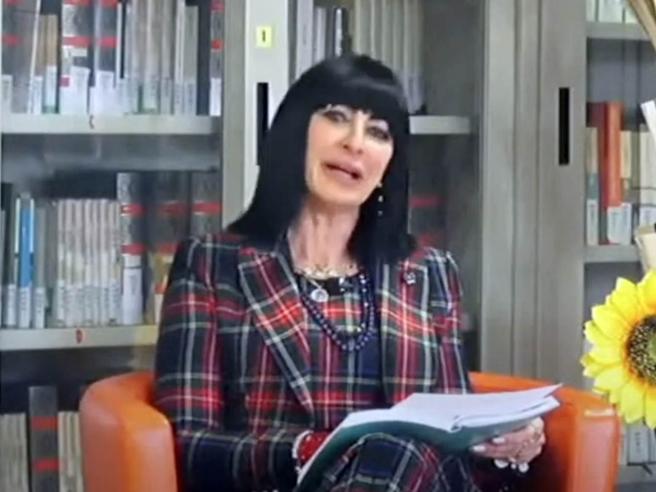 La preside accusata della relazione con lo studente, gli ex alunni: “Integerrima, insultata da mandrie feroci di analfabeti”