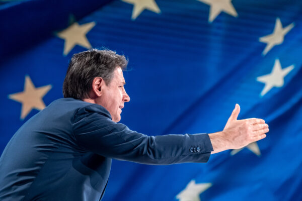 La sfida di Conte sulle spese militari, la bandierina pacifista dei 5 Stelle che minacciano di non votare il decreto Ucraina