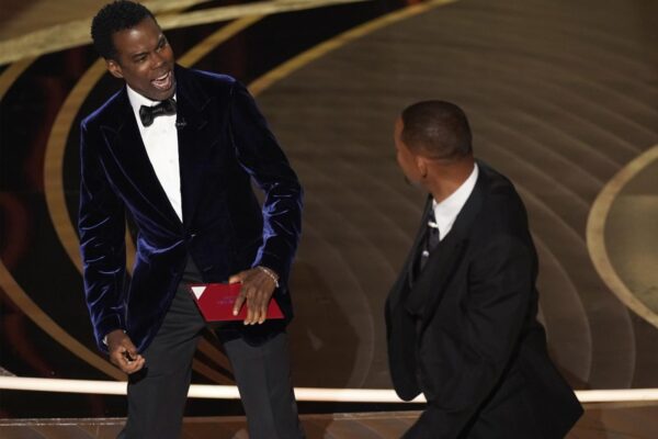 Il video dello schiaffo di Will Smith a Chris Rock agli Oscar: “Tieni il nome di mia moglie fuori dalla tua bocca”