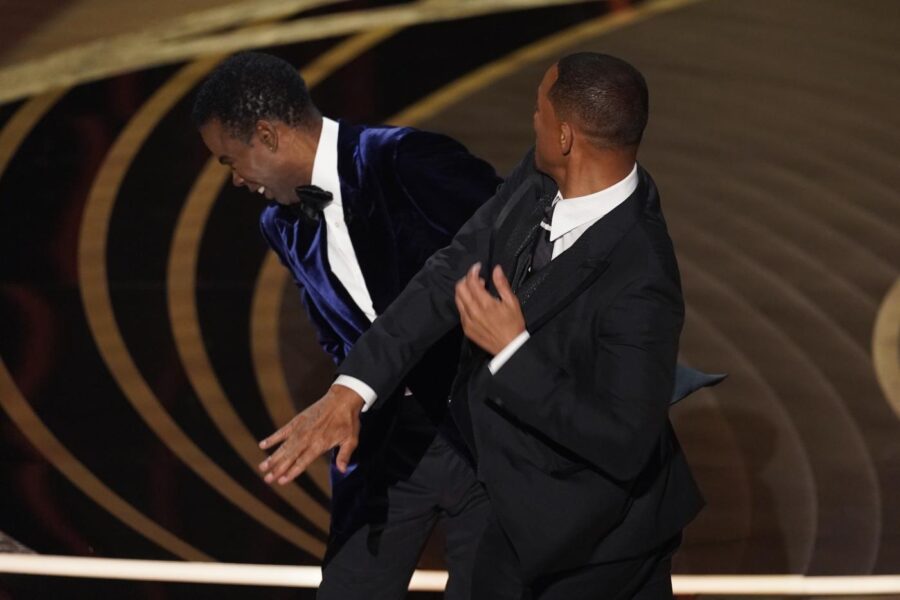 Perché Will Smith ha tirato uno schiaffo a Chris Rock agli Oscar: la moglie Jada Pinkett, l’alopecia, la battuta
