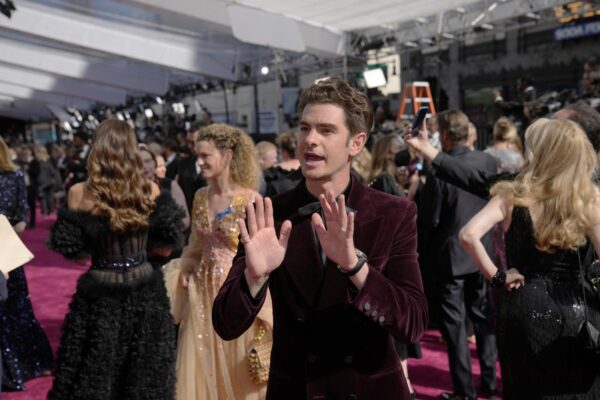 Andrew Garfield mattatore degli Oscar: selfie, battute e panino con hamburger dopo l’Oscar a Will Smith