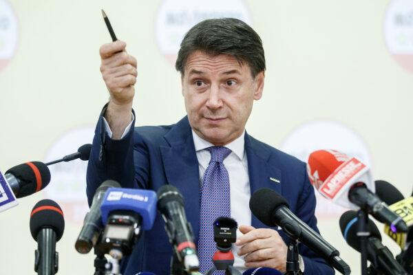Il bluff di Conte sul riarmo, sì dei 5 Stelle alla fiducia con la mediazione del PD: spesa ‘spalmata’ al 2028