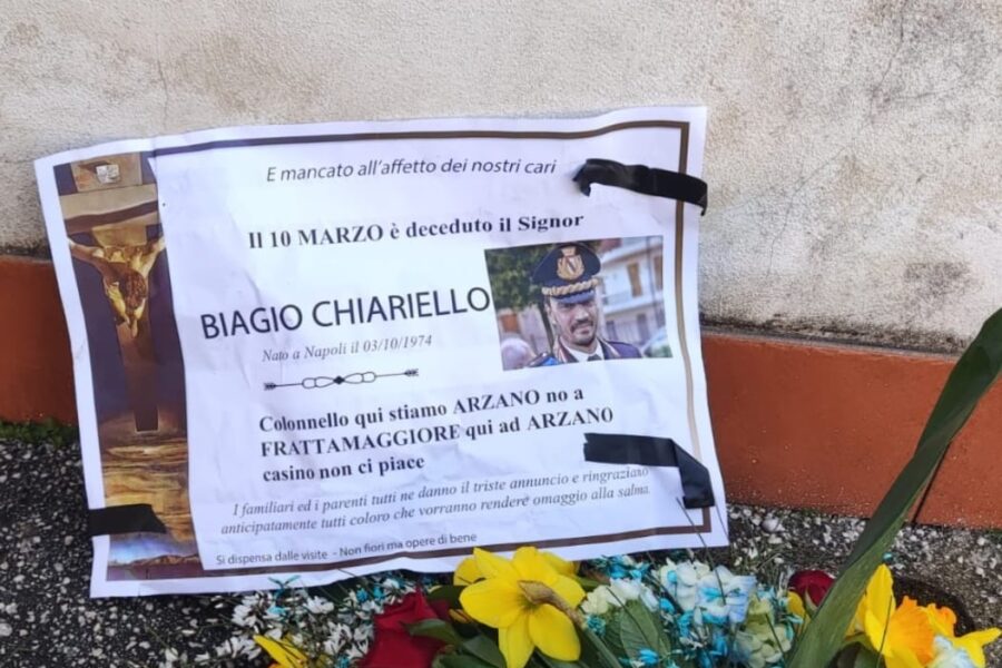 ‘Morirai tra tre giorni’, manifesto funebre contro il colonnello Biagio Chiariello: “Ad Arzano casino non ci piace”