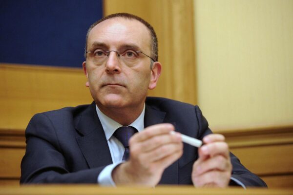 Il ‘putinista’ Petrocelli spacca il Movimento 5 Stelle sull’Ucraina: “Fuori da questo governo interventista”