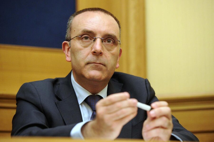 Chi è Vito Petrocelli, il senatore che spacca governo e M5s sull’Ucraina: “No alle armi, non voto più la fiducia”