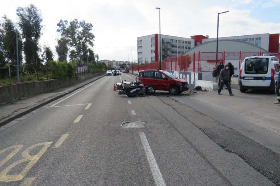 Schianto moto-auto, dramma fuori scuola a Fuorigrotta: muore 34enne, grave coetanea