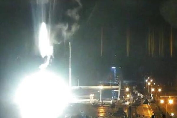 Le fiamme a Zaporizhzhia (Immagine da Twitter)