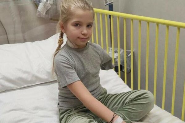 “Perché i russi mi hanno sparato?”, il dramma di Sasha la bambina ucraina che ha perso un braccio in guerra