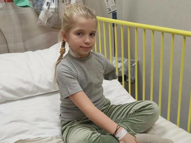 “Perché i russi mi hanno sparato?”, il dramma di Sasha la bambina ucraina che ha perso un braccio in guerra