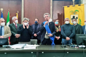 Elezioni metropolitane, così la politica si riduce a una rappresentazione grottesca Elezioni metropolitane, così la politica si riduce a una rappresentazione grottesca