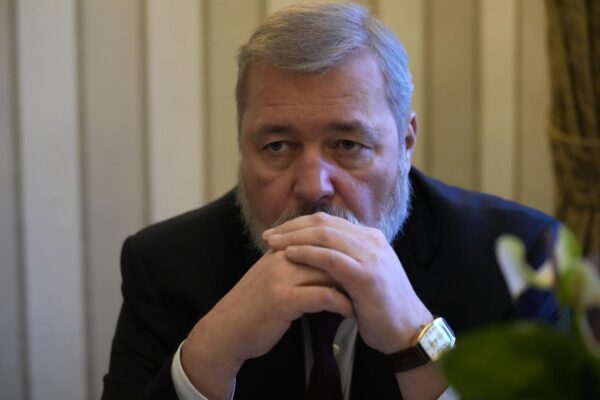 Novaya Gazeta si ferma, la censura russa colpisce il giornale di Anna Politkovskaja e del Nobel Muratov: “Chiusi fino alla fine della guerra”