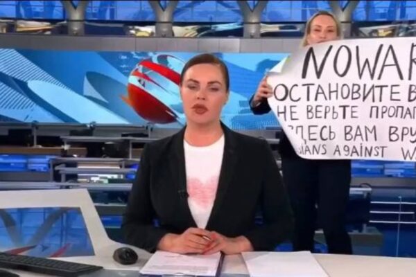 Marina Ovsyannikova, il blitz anti-guerra nella televisione di Putin: “No alla propaganda”