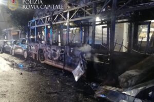 Schianto e fiamme tra bus dell’Atac e auto: muore carbonizzato conducente