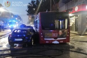 Schianto e fiamme tra bus dell’Atac e auto: muore carbonizzato conducente