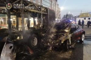 Schianto e fiamme tra bus dell’Atac e auto: muore carbonizzato conducente