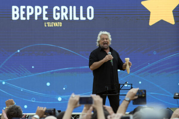 La caduta dei 5 Stelle traditi dalla banalità e dalla stupidità del verbo utilizzato da Grillo