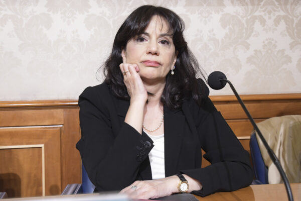 Donatella Di Cesare massacrata perché crede nella pace Donatella Di Cesare massacrata perché crede nella pace