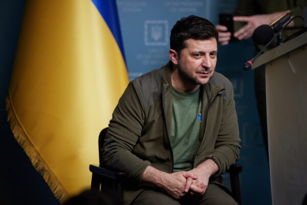 Zelensky parla al Parlamento, chi sono i dissidenti che protestano: “Né con Putin, né con la Nato”