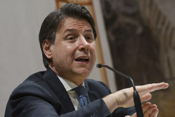 I grillini si spaccano sull’Ucraina, Conte minaccia Petrocelli: “Ti caccio, anzi no”