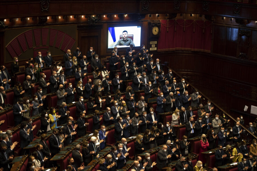 Zelensky vola basso, non chiede armi ma punta al cuore degli italiani. Draghi invece vola altissimo: “Vogliamo l’Ucraina nell’Ue”