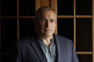“Putin ragiona come un boss spietato, gli oligarchi sono la sua servitù”: le parole di Khodorkovsky