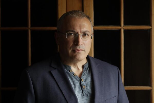 “Putin ragiona come un boss spietato, gli oligarchi sono la sua servitù”: le parole di Khodorkovsky
