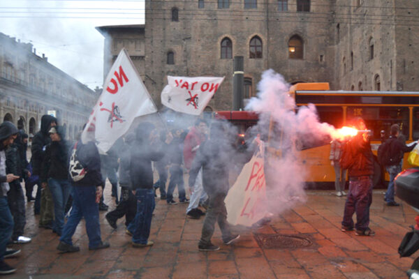 Magistrati accaniti contro i NoTav: sbattuti in carcere per i fumogeni