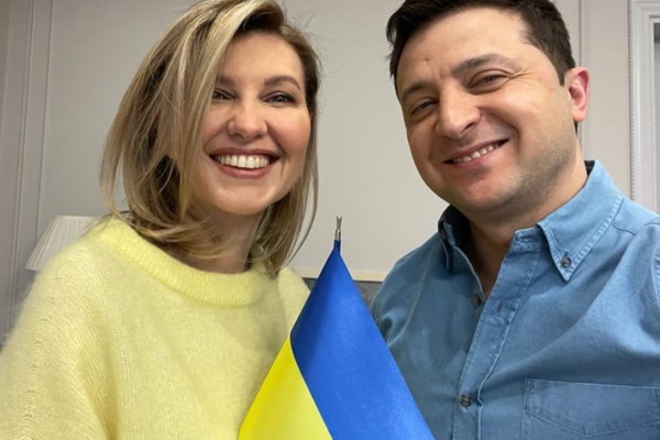 Chi è la moglie di Zelensky, Olena Zelenska la first lady con i figli in Ucraina: “Resto accanto a voi”