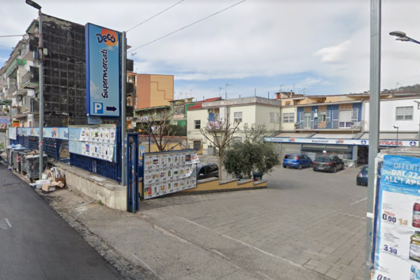 Ladri nel supermercato, poliziotto libero dal servizio resiste all’aggressione e li fa arrestare