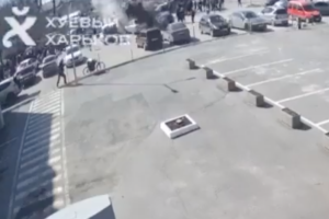 Il video del razzo che colpisce persone in fila in attesa di aiuti umanitari a Kharkiv