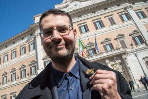Vito Comencini, il deputato della Lega pasdaran putiniano volato a San Pietroburgo: “Ristoranti pieni, in tv fake news”