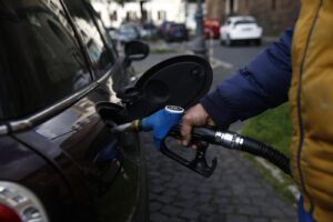 Benzina e gasolio, prezzi record: come sarebbero senza accise e tasse