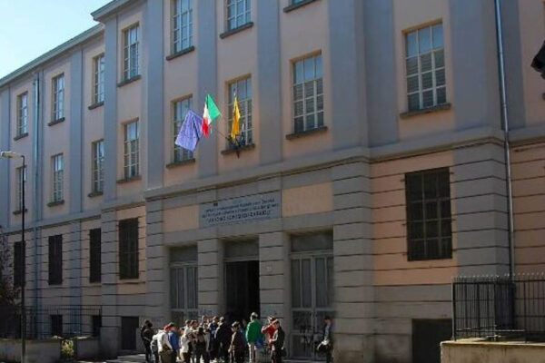 Allarme bomba, artificieri in due scuole nel centro di Napoli