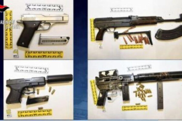 Arsenale da guerra nel parcheggio e nell’appartamento: “Kalashnikov, granate, ordigni e 900 munizioni”
