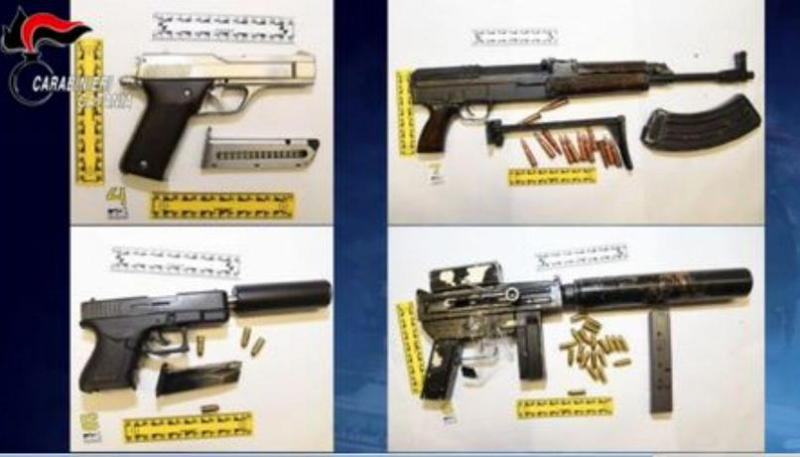Arsenale da guerra nel parcheggio e nell’appartamento: “Kalashnikov, granate, ordigni e 900 munizioni”