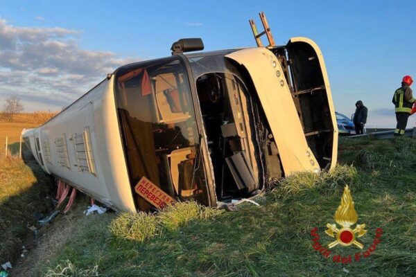 Autobus di rifugiati ucraini si ribalta sull’A14: una mamma muore schiacciata nell’incidente